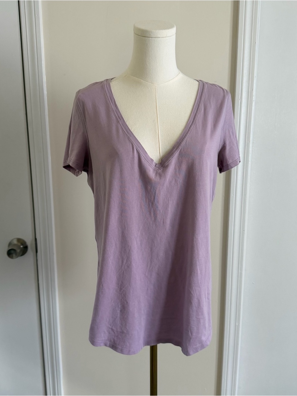 Lululemon Love Tee V Neck Short Sleeve T Shirt in Lavender Purple Size 10